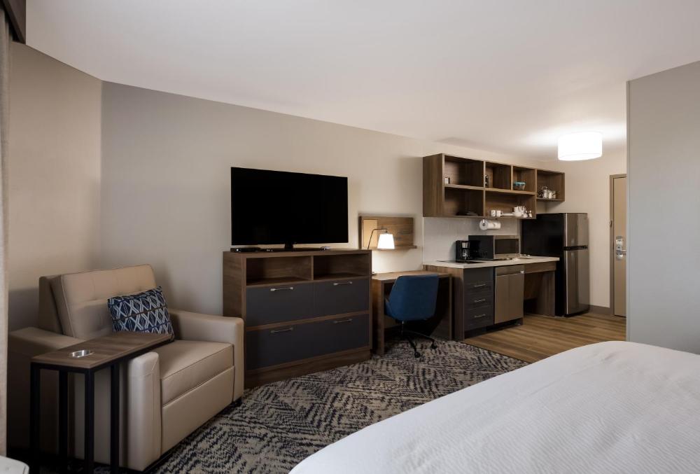 King Studio Suite with Bath Tub - Mobility Access interior